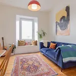 Edinburgh Castle Views! Stylish 2Bd Flat, Sleeps 4
