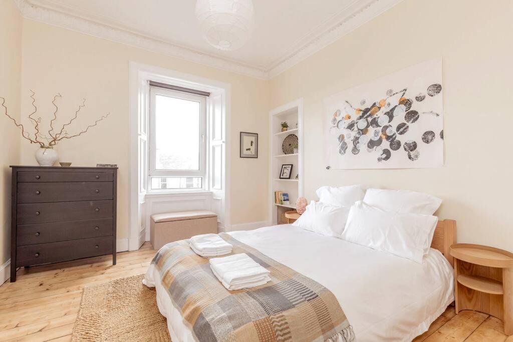 Castle Views! Stylish 2bd Flat, Sleeps 4 * EDI