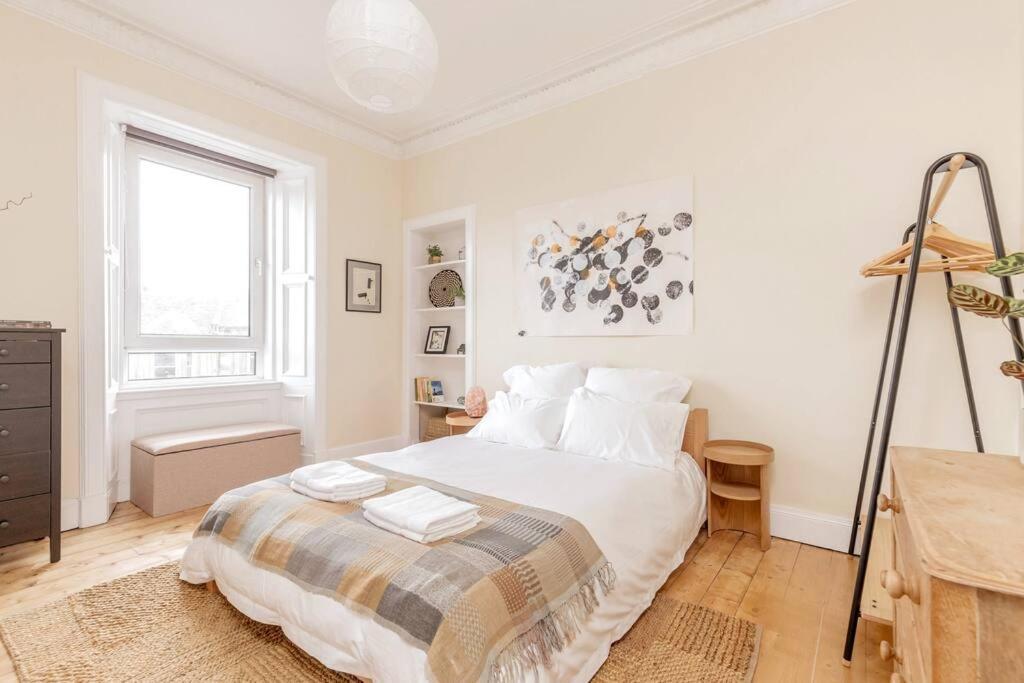 Castle Views! Stylish 2bd Flat, Sleeps 4 * EDI