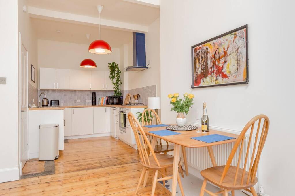 Castle Views! Stylish 2bd Flat, Sleeps 4 EDI